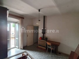 Vendita Terratetto unifamiliare in Località Puglia 25 Arezzo. Da ristrutturare, con balcone, 95 m², 