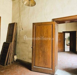 Vendita Appartamento in piazza Della Badia. Arezzo. Da ristrutturare, primo piano, rif. 113415581 Ve, Italia, Arezzo