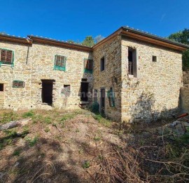 Vendita Rustico in Località Marcena Arezzo. Da ristrutturare, posto auto, 250 m², rif. 113415613 Ven