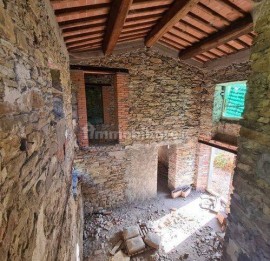 Vendita Rustico in Località Marcena Arezzo. Da ristrutturare, posto auto, 250 m², rif. 113415613 Ven