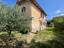 Vendita Villa bifamiliare Arezzo. Buono stato, posto auto, con terrazza, riscaldamento autonomo, 200