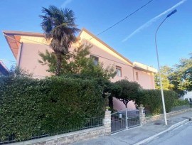 Vendita Villa unifamiliare in via di San Leo 21 Arezzo. Posto auto, con terrazza, 220 m², rif. 10794