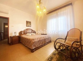 Vendita Villa unifamiliare in via di San Leo 21 Arezzo. Posto auto, con terrazza, 220 m², rif. 10794