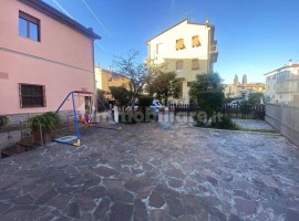 Vendita Villa unifamiliare in via di San Leo 21 Arezzo. Posto auto, con terrazza, 220 m², rif. 10794