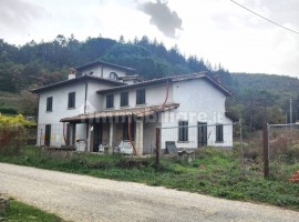 Vendita Villa unifamiliare Arezzo. Nuova, con terrazza, riscaldamento autonomo, 350 m², rif. 1077225