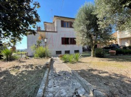 Vendita Terratetto unifamiliare in Località Tregozzano Arezzo. Posto auto, con terrazza, 200 m², rif