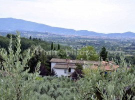 Vendita Villa plurifamiliare Arezzo. Ottimo stato, posto auto, con terrazza, riscaldamento autonomo,