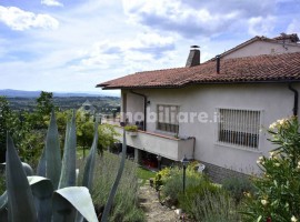 Vendita Villa plurifamiliare Arezzo. Ottimo stato, posto auto, con terrazza, riscaldamento autonomo,