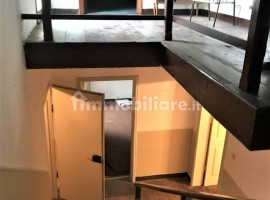 Vendita Villa unifamiliare Arezzo. Da ristrutturare, con balcone, riscaldamento autonomo, 210 m², ri