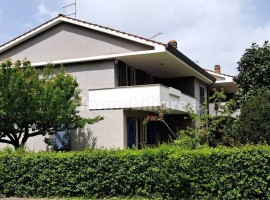 Vendita Villa a schiera in via Lorenzo Viani 30 Arezzo. Da ristrutturare, posto auto, con terrazza, 