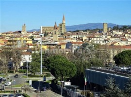 Vendita Attico in Area Residenziale centro citta Arezzo. Buono stato, posto auto, con terrazza, rif.