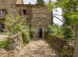 Vendita Casale in Località Santa Maria alla Rassinata Arezzo. Ottimo stato, posto auto, 420 m², rif.