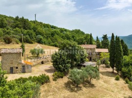 Vendita Casale in Località Santa Maria alla Rassinata Arezzo. Ottimo stato, posto auto, 420 m², rif.