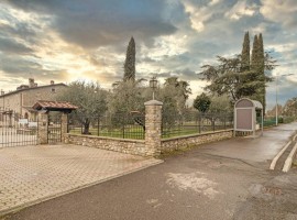 Vendita Villa plurifamiliare in Località Quarata Arezzo. Ottimo stato, posto auto, con terrazza, ris