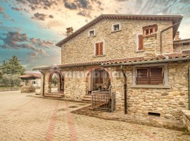 Vendita Villa plurifamiliare in Località Quarata Arezzo. Ottimo stato, posto auto, con terrazza, ris