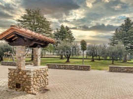 Vendita Villa plurifamiliare in Località Quarata Arezzo. Ottimo stato, posto auto, con terrazza, ris