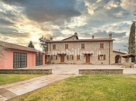 Vendita Villa plurifamiliare in Località Quarata Arezzo. Ottimo stato, posto auto, con terrazza, ris