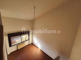 Vendita Appartamento Arezzo. Da ristrutturare, primo piano, posto auto, con terrazza, riscaldamento 