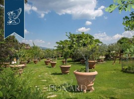 Vendita Villa unifamiliare Arezzo. Da ristrutturare, posto auto, riscaldamento autonomo, 730 m², rif