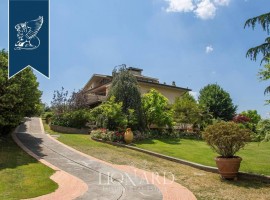 Vendita Villa unifamiliare Arezzo. Da ristrutturare, posto auto, riscaldamento autonomo, 730 m², rif