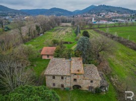 Vendita Casa colonica in Località Battifolle Arezzo. Da ristrutturare, posto auto, 320 m², rif. 1103