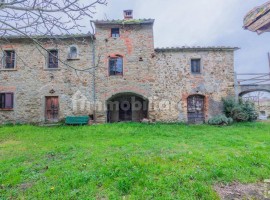 Vendita Casa colonica in Località Battifolle Arezzo. Da ristrutturare, posto auto, 320 m², rif. 1103