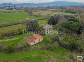 Vendita Casa colonica in Località Battifolle Arezzo. Da ristrutturare, posto auto, 320 m², rif. 1103