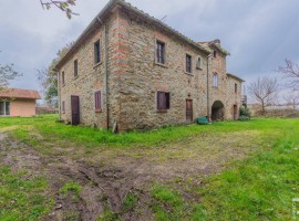 Vendita Casa colonica in Località Battifolle Arezzo. Da ristrutturare, posto auto, 320 m², rif. 1103