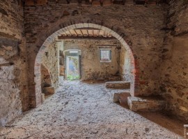 Vendita Rustico in Località Monte Sopra Rondine Arezzo. Da ristrutturare, posto auto, 600 m², rif. 1, Italy, Arezzo