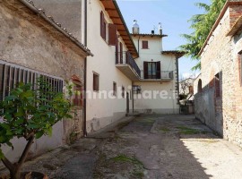 Vendita Terratetto unifamiliare in Località Quarata Arezzo. Buono stato, posto auto, con terrazza, r