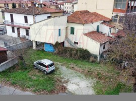 Vendita Terratetto unifamiliare in via Mario Salmi Arezzo. Da ristrutturare, posto auto, con terrazz