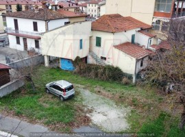 Vendita Terratetto unifamiliare in via Mario Salmi Arezzo. Da ristrutturare, posto auto, con terrazz