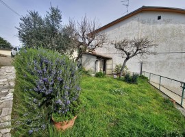 Vendita Terratetto plurifamiliare in Località il Poggiolo Agazzi 74 Arezzo. Da ristrutturare, posto 