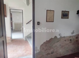 Vendita Terratetto plurifamiliare in Località Pratantico Arezzo. Da ristrutturare, posto auto, con b