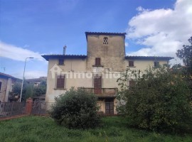 Vendita Terratetto plurifamiliare in Località Pratantico Arezzo. Da ristrutturare, posto auto, con b