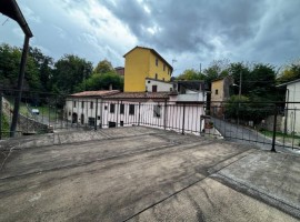 Vendita Terratetto unifamiliare in Località quarata 17 Arezzo. Da ristrutturare, posto auto, con ter