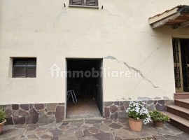 Vendita Terratetto unifamiliare in via degli Oppi Arezzo. Da ristrutturare, posto auto, con balcone,