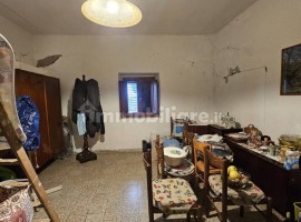 Vendita Terratetto unifamiliare in via degli Oppi Arezzo. Da ristrutturare, posto auto, con balcone,