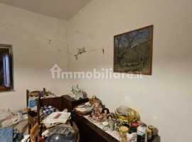 Vendita Terratetto unifamiliare in via degli Oppi Arezzo. Da ristrutturare, posto auto, con balcone,