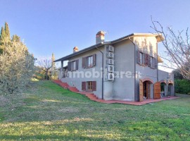 Vendita Villa bifamiliare in Località Olmo Arezzo. Ottimo stato, posto auto, riscaldamento autonomo,