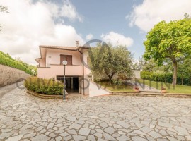 Vendita Villa unifamiliare in Località Scopetone 63B Arezzo. Ottimo stato, posto auto, con terrazza,