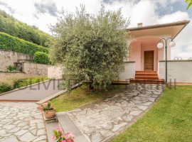 Vendita Villa unifamiliare in Località Scopetone 63B Arezzo. Ottimo stato, posto auto, con terrazza,