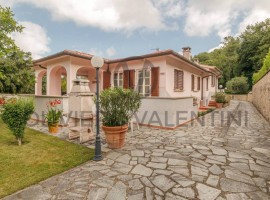 Vendita Villa unifamiliare in Località Scopetone 63B Arezzo. Ottimo stato, posto auto, con terrazza,