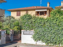 Vendita Appartamento in Località Campoluci. Arezzo. Ottimo stato, primo piano, posto auto, con balco