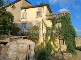 Vendita Terratetto unifamiliare in Località Marcena Arezzo. Da ristrutturare, posto auto, con terraz