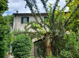 Vendita Terratetto unifamiliare in via Pistoiese Firenze. Da ristrutturare, posto auto, con terrazza