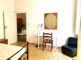 Vendita Appartamento Firenze. Trilocale in via Castelfidardo. Buono stato, piano terra, con balcone,