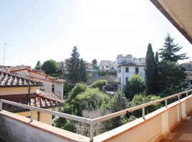 Vendita Attico in via Francesco Colzi 17 Fiesole. Buono stato, posto auto, con terrazza, rif. 113245