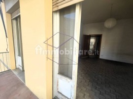 Vendita Appartamento in via Castelfidardo. Firenze. Da ristrutturare, secondo piano, con balcone, ri, Italia, Firenze