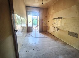 Vendita Appartamento in via Castelfidardo. Firenze. Da ristrutturare, secondo piano, con balcone, ri, Italia, Firenze